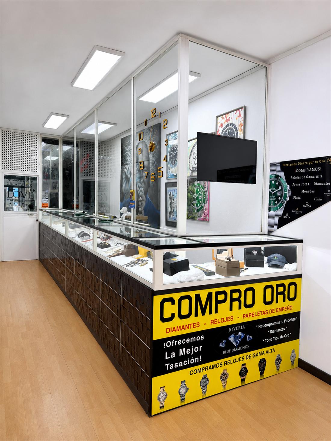Interior de la tienda Compro Oro Blue Diamonds en Los Cristianos, con las vitrinas y el mostrador de tasación